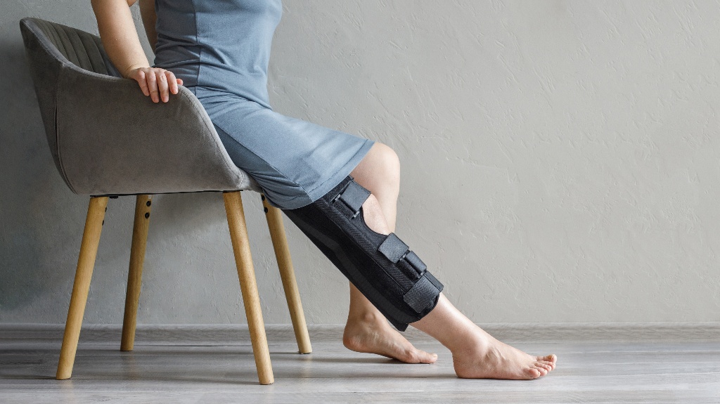 Female leg in knee brace